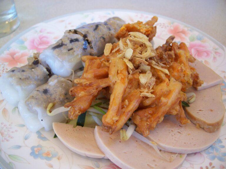 A plate of banh cuon steamed rice rolls topped with fried shallots, a Cao Bang breakfast staple