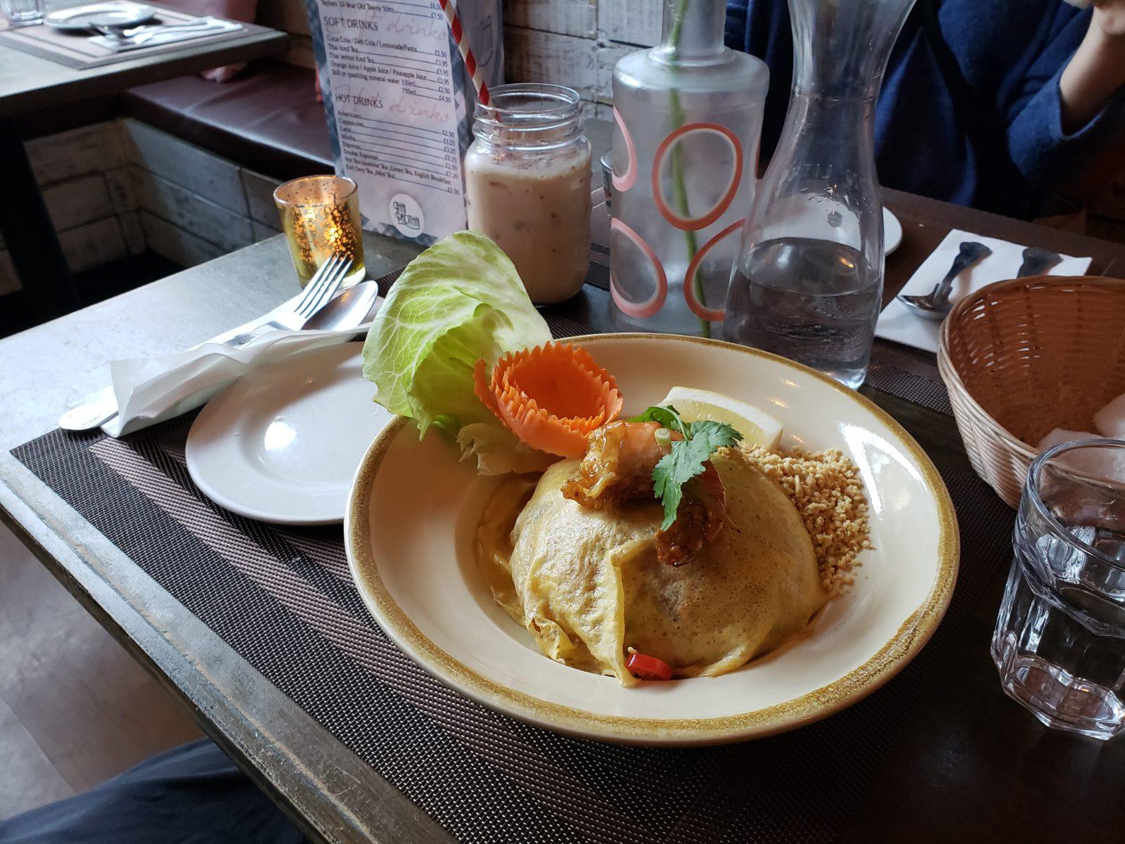 A plate of Pad Thai with shrimp and lime