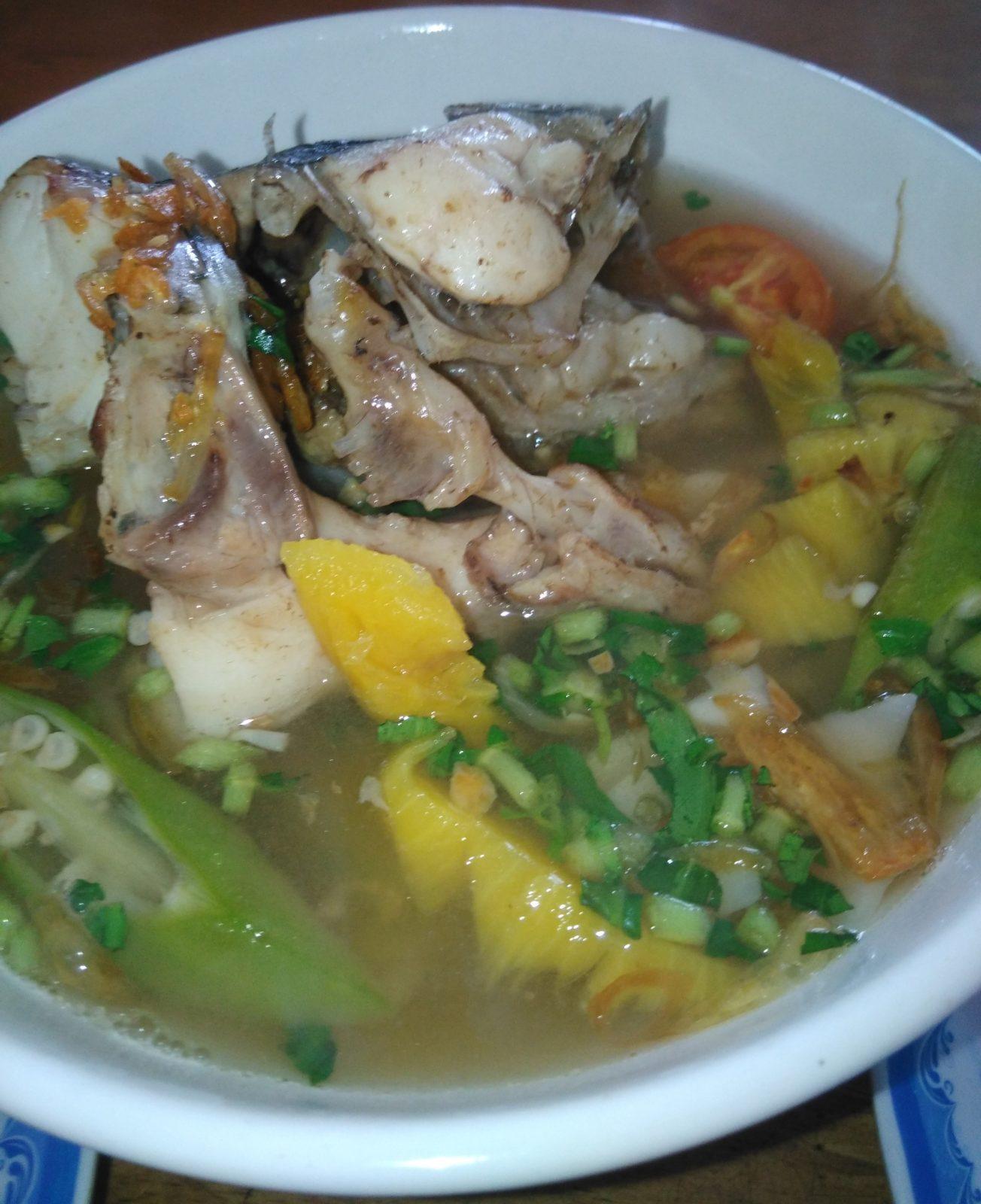 Canh chua ca loc, a tangy sour snakehead fish soup with tomato and herbs