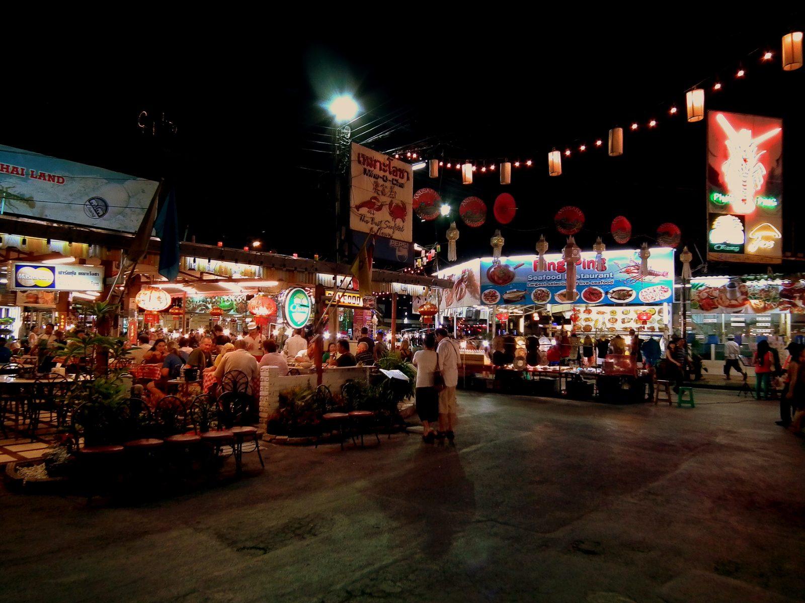 Stalls and shoppers at the Chiang Mai Night Bazaar