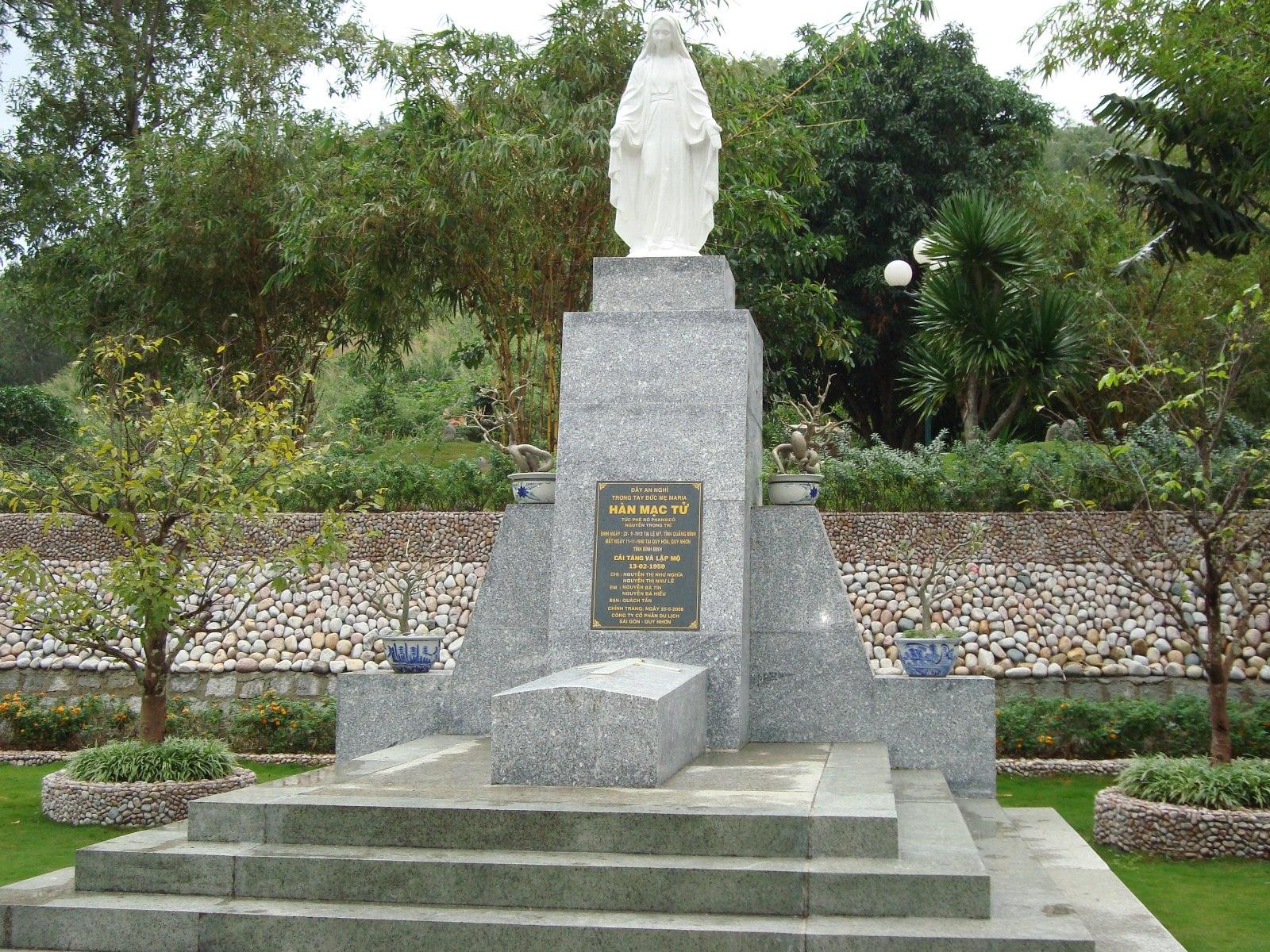 Han Mac Tu's tomb on Ghenh Rang hill above Quy Nhon